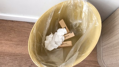 上海多方回应女子擦鼻涕纸扔进碗罐，城市文明与公共卫生的挑战